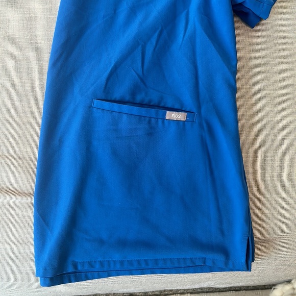 Royal Blue figs scrub top - Picture 2 of 7